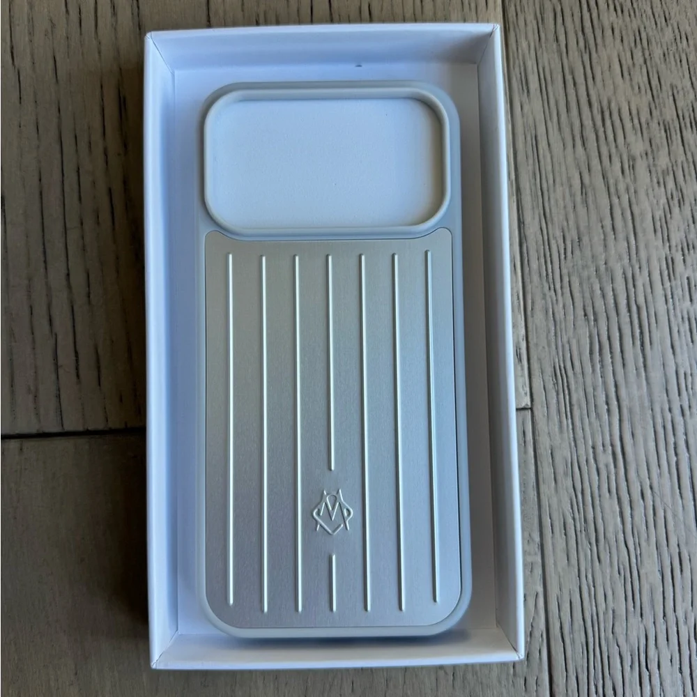 Rimowa iPhone case Aluminum iPhone 17 pro Max - Picture 2 of 9